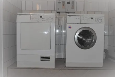 Waschmaschine und Trockner im Haus