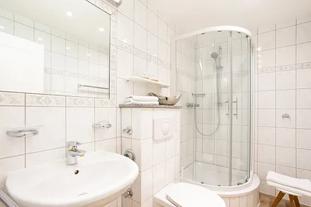 Badezimmer mit Dusche