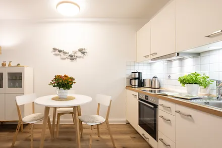 Küchenzeile mit Backofen und Spülmaschine