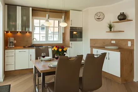 Die Küche passt sich harmonisch dem Raum an