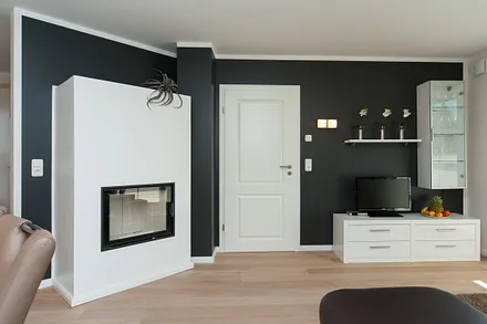 Wohnzimmer mit großem Kamin für kalte Tage