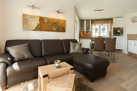 Lichtdurchfluteter Wohn- und Essraum mit Echtholz-Parkettboden 