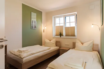 Zweites Schlafzimmer mit 2 Einzelbetten und TV