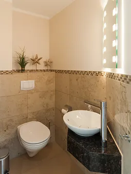 Bad in Marmor und Granit. Dusche mit Raindance Schwallbrause. Zweites sep. Gäste WC