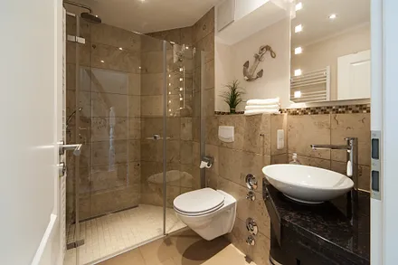 Traumbad in Marmor und Granit. Bodengleiche Dusche mit Raindance Schwallbrause