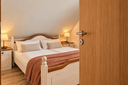 Gemütliches Schlafzimmer zum Entspannen und Erholen.
