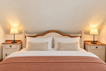 Schlafzimmer mit gemütlichem Bett zum Entspannen.