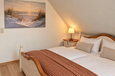 Gemütliches Bett für erholsame Nächte.