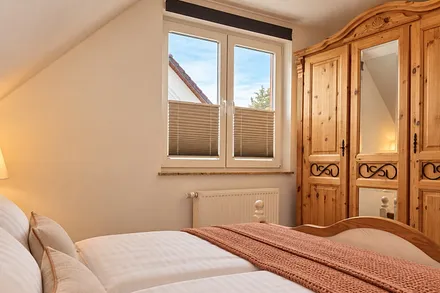 Schlafzimmer im gemütlichen Landhausstil.