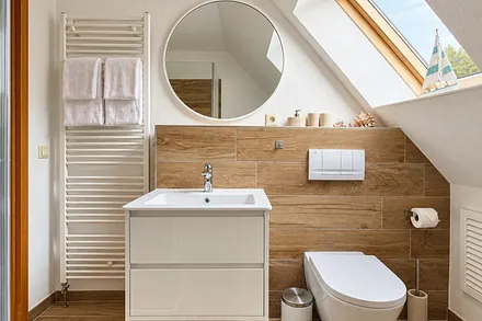 Badezimmer mit Dusche und natürlichem Tageslicht.