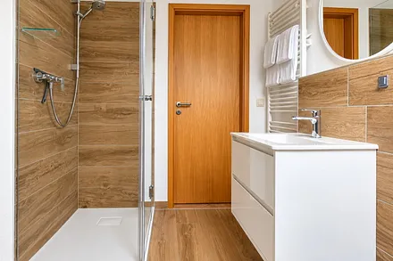 Badezimmer mit Dusche.