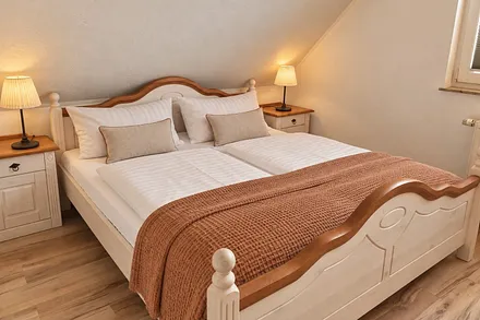 Gemütliches Schlafzimmer zum Entspannen und Erholen.