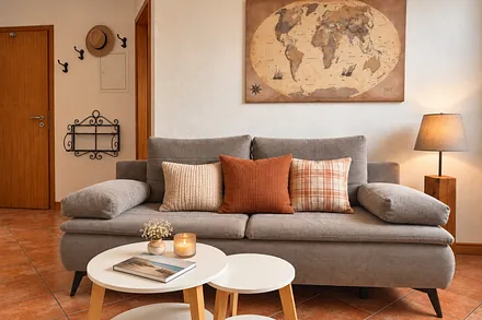 Wohnzimmer mit Balkon.