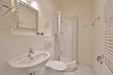 Badezimmer mit Dusche Wohnung 3