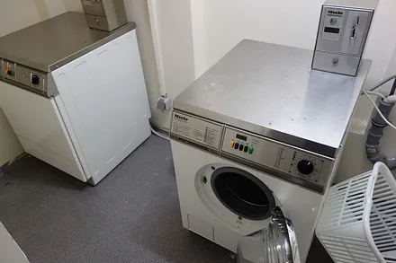 Waschmaschine und Trockner mit Münzzahlung