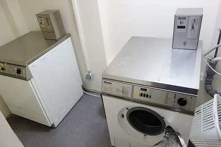 Waschmaschine und Trockner mit Münzzahlung