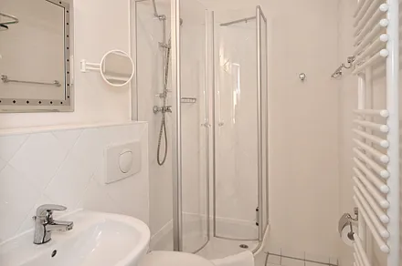 Badezimmer mit Dusche Wohnung 7