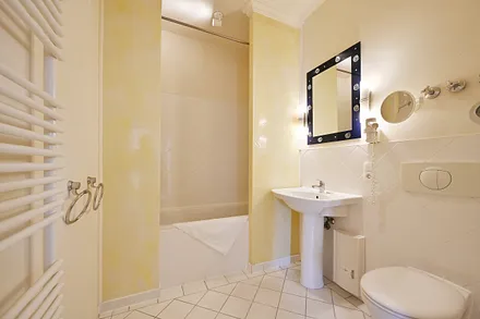 Badezimmer mit Badewanne Wohnung 8