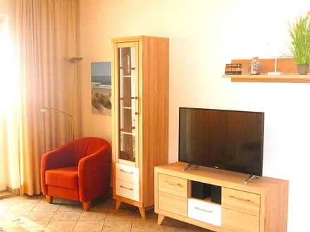 Wohnraum mit Balkon zur Ostsee vom Durchgang gesehen