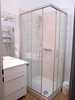 Bad, Echtglas-Duschkabine mit Schiebetüren, niedriger Einstieg, flache Duschwanne