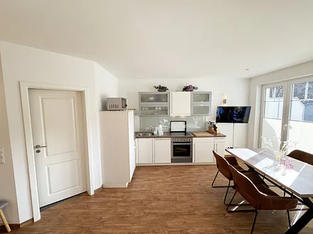 Blick auf die moderne Küchenzeile