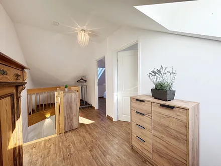 Flurbereich im Obergeschoss mit Kommode