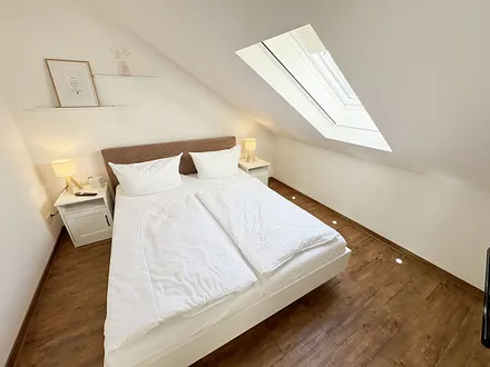 2. Schlafzimmer mit Doppelbett mit Nachttischkonsolen