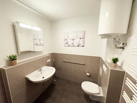 Badezimmer mit WC und Waschbecken