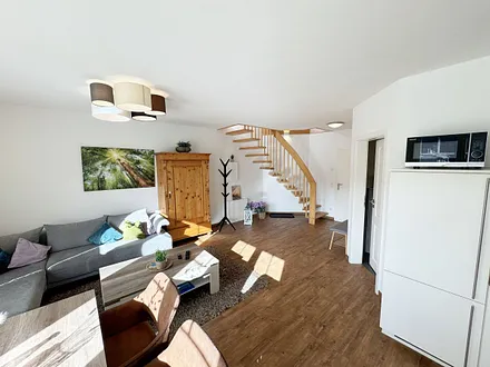 Wohnbereich mit Blick auf die Treppe zum Obergeschoss