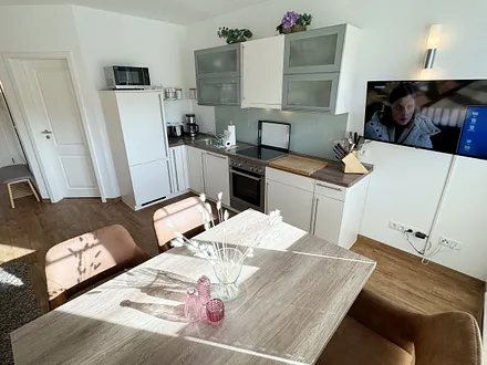 Essbereich mit Blick auf die moderne Küchenzeile