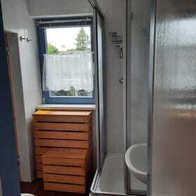 Bad mit Dusche, Waschbecken, WC