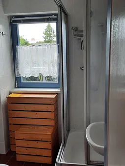 Bad mit Dusche, Waschbecken, WC