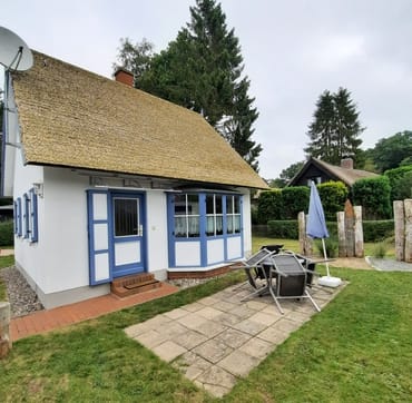 Seitenansicht mit Hauseingang und Terrasse