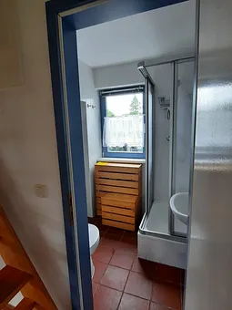 Bad mit Sauna, Dusche, Waschbecken und WC