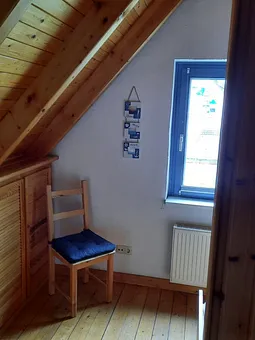 Nische im Obergeschoß mit Schränken