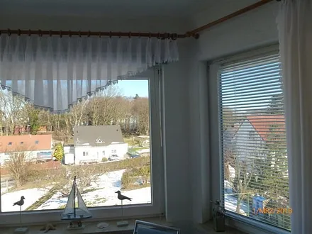 Hinter den Bäumen des Kirchbergs sehen Sie die Ostsee.