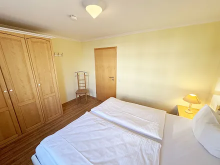 Hauptschlafzimmer mit Doppelbett und Kleiderschrank