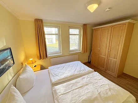 Hauptschlafzimmer mit Doppelbett und Kleiderschrank