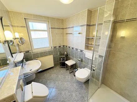 Badezimmer mit Dusche