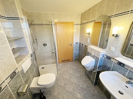 Badezimmer mit Dusche