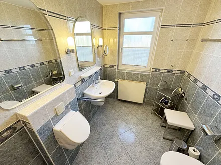 Badezimmer mit Dusche