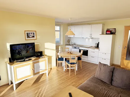 gemütlicher Wohn-und Essbereich mit Küchenzeile