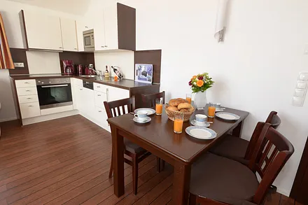 voll eingerichtete Küche mit 4-PlattenCeranHerd, Geschirrspüler, Mikrowelle und Backofen