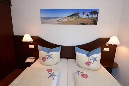 Blick ins gemütliche Schlafzimmer mit Betten 0,90 m x 2,00m Grösse