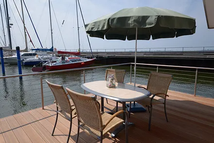 Blick von der Hochterrasse, von dort geniessen Sie den wunderschönen Sonnenuntergang