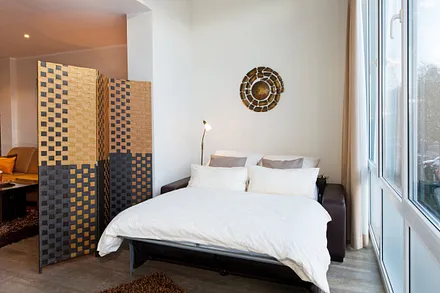 Die Couch in der verglasten Loggia bietet bei Bedarf  Schlafplatz für 1 bis 2 Personen.