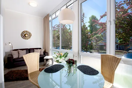 Hier der Blick auf den Eßplatz in der Loggia. WLAN und Strandkorb sind kostenfrei inklusive.