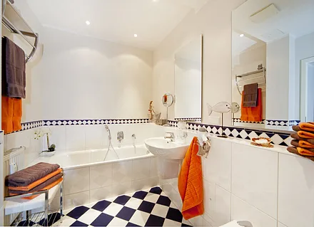 Im schicken Bad gibt es Badewanne, WC ...