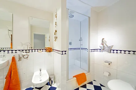 ... Bidet, Dusche und Fön.