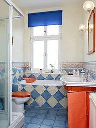 Bad mit Dusche und Wanne